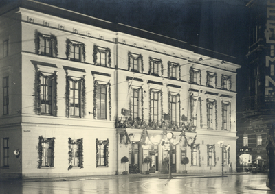 99634 Gezicht op het verlichte Gebouw voor Kunsten en Wetenschappen (Mariaplaats 27) te Utrecht, bij avond, ter ...